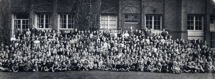 Oranje Vrijstaatschool  1950 .<br />Foto: Charles Pater 