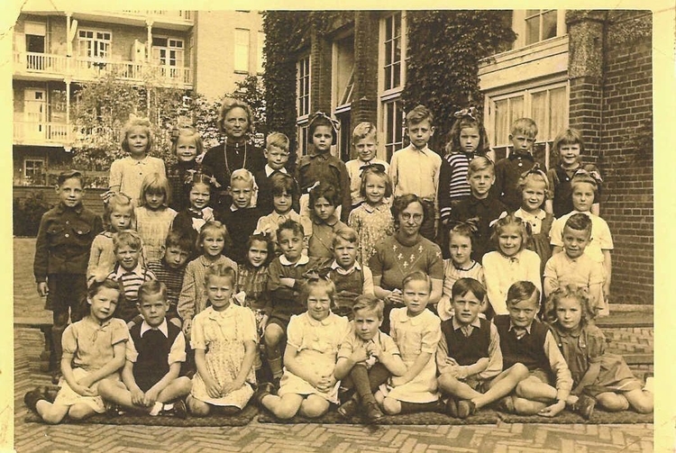  1948: de 2e klas van de Oranje Vrijstaatschool. Op de bovenste rij, links van het schoolhoofd, staat Juffrouw Hundt. Op de tweede rij de 'juf', juffrouw Loopstra (geboren in Akkrum, Friesland). Op de onderste rij, 4e van links, Silvia. 