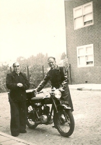 Het einde van de straat Naast de motor; opa Henri Ketting en oma Ketting-de Beer. Foto rond 1950 ? 