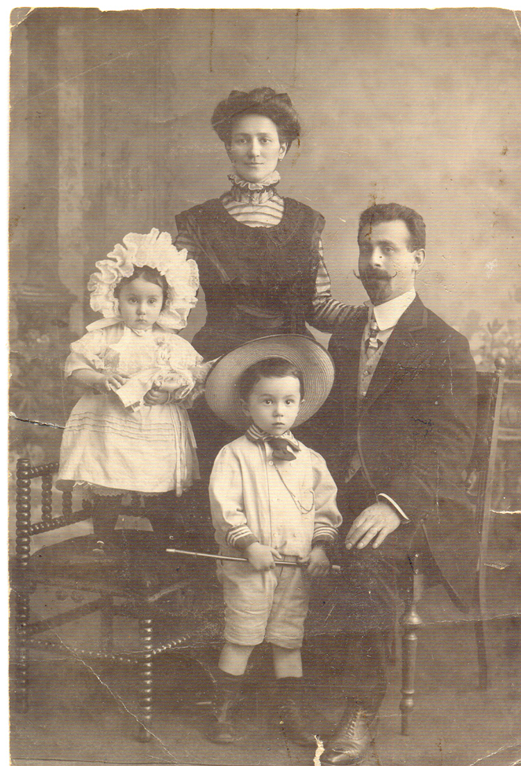 De ouders van Lea De ouders van Lea en haar oudste broer en zus  staan op deze foto,uit ongeveer 1908 te Amsterdam gemaakt. De ouders van Lea, met haar oudste broer en zus in 1908 te Amsterdam. De ouders van Lea met haar oudste broer en zus in 1908 te Amsterdam. 