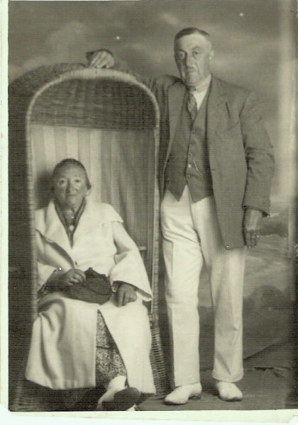 Opa en Oma Theeboom Afgebeeld zijn de grootouders van Eva Roselaar. Opa heette Philip Theeboom, hij was getrouwd met Grietje Rooselaar.<br /> Bron: privé archief van de familie. 