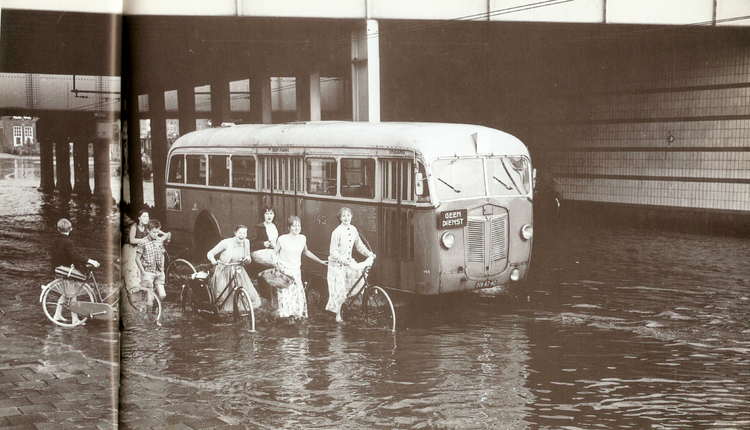 Overstroming onderdoorgang bij het Muiderpoortstation in 1956  