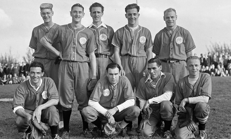 OVVO Kampioen 1950 Staand van links naar rechts: Henny Regeling (1e honk); Meijer (catcher); Altink; Han Urbanus (mijn latere coach); Rozendaal;<br />Hurkend: S. Wey (?); Theo van der Walle; Charles Urbanus; Hennie van der Lugt Foto: Gahetna 