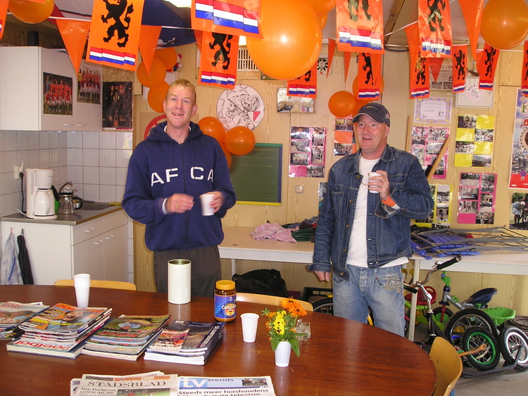  Sijbrand (rechts) en zijn collega Peter in hun ¨hok¨, waar het nu ook ¨moordgezellig¨ is.  Deze is genomen tijdens de voetbal WK 2006. 