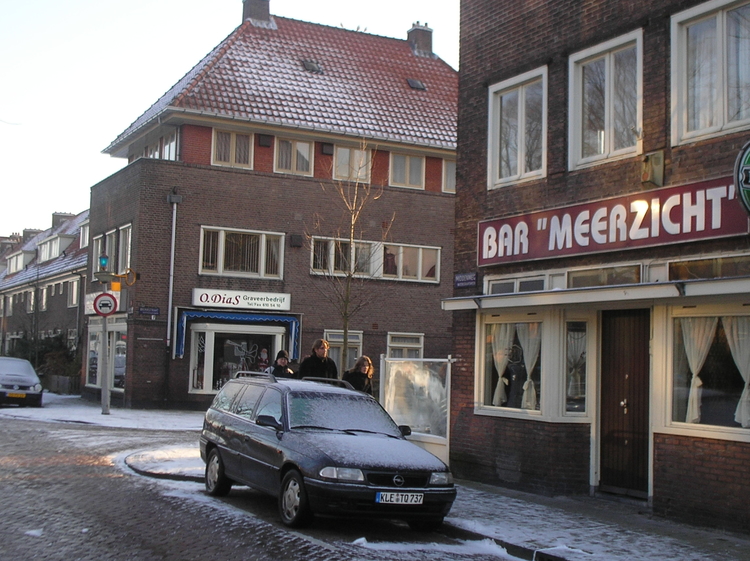 Hoek Brinkstraat/Middenweg waar Adrie een ijsje kocht Hoek Brinkstraat/Middenweg waar Adrie een ijsje kocht. Bar Meerzicht was een café waar veel Ajaxsupporters kwamen toen Stadion de Meer er nog was. ((foto Jo Haen, januari 2010) 