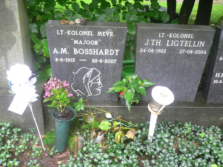  De grafsteen van Majoor Bosshardt . Ze ligt in het graf van het Leger des Heils. 