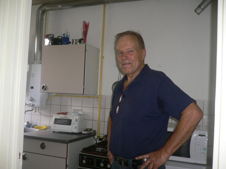  Cor voelt zich helemaal thuis in het kleine keukentje van Rob Winkel in de Sitterstraat 4. 