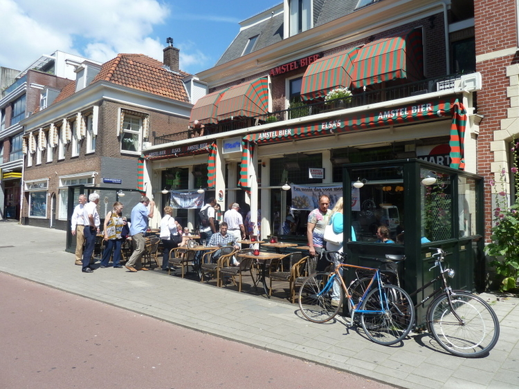 Café Elsas op de Middenweg voor een welverdiend kopje koffie. .<br />Foto: Leo Timman © 