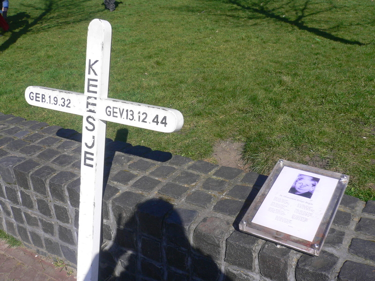 Het kruisje voor Keesje Brijde, die in 1944 werd doodgeschoten omdat hij kooltjes aan het zoeken was op de Rietlanden, een verboden gebied. .<br />Foto: Tiny van Langen 