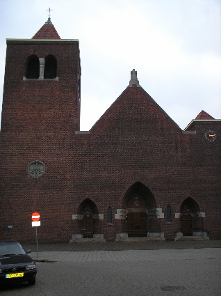  De Martelaren van Gorcumkerk (tegenwoordig Hofkerk geheten) van architect Kropholler uit 1929) op het Linnaeushof. 
