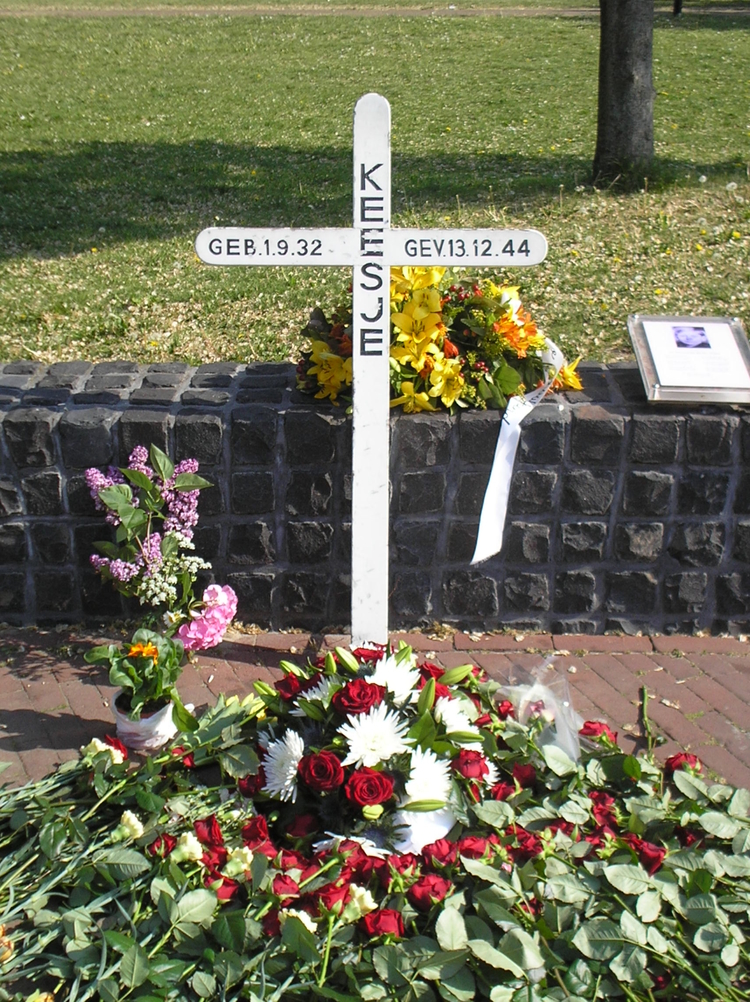 Het monumentje voor Keesje Brijde. Foto genomen op 5 mei 2011. Op de avond van 4 mei was er een herdenking waarbij bloemen werden gelegd.<br />Foto: Jo Haen 