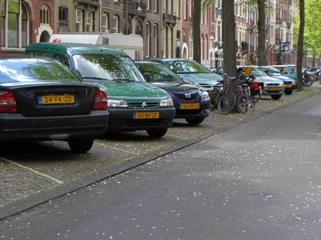  De berm waar we vroeger speelden. Nu, anno 2005, vol met geparkeerde auto's. 