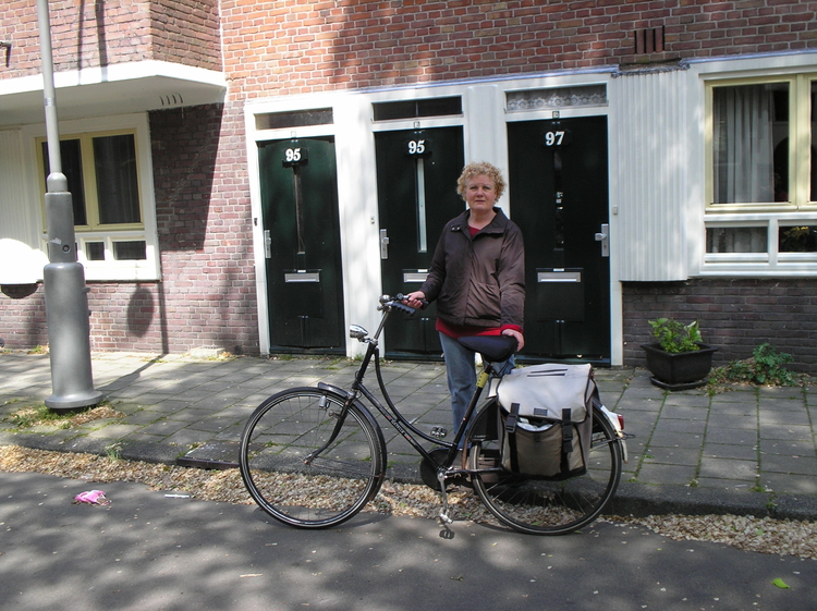  Ik sta hier voor de ingang van mijn ouderlijke woning, Linnaeusparkweg 95 (de meest linkse deur) Yvonne in 2005   