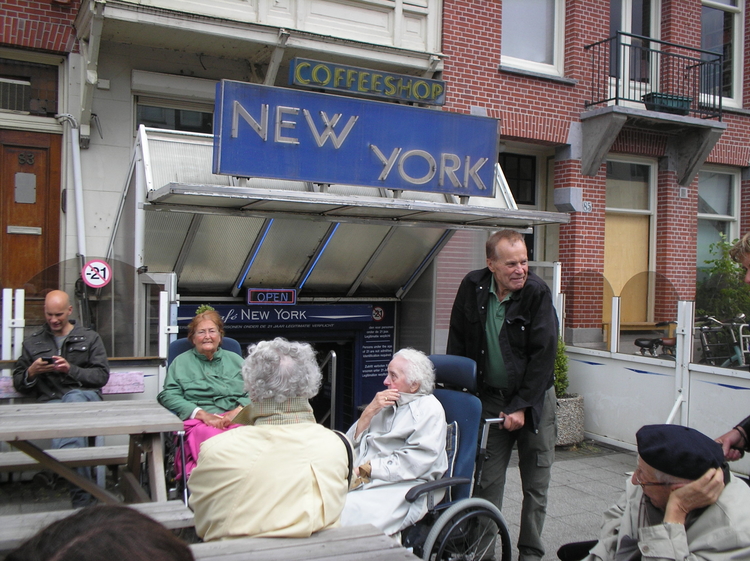  Even uitrusten op het terras van de koffieshop New York in de Linnaeusstraat.<br />Foto: Tiny van Langen 