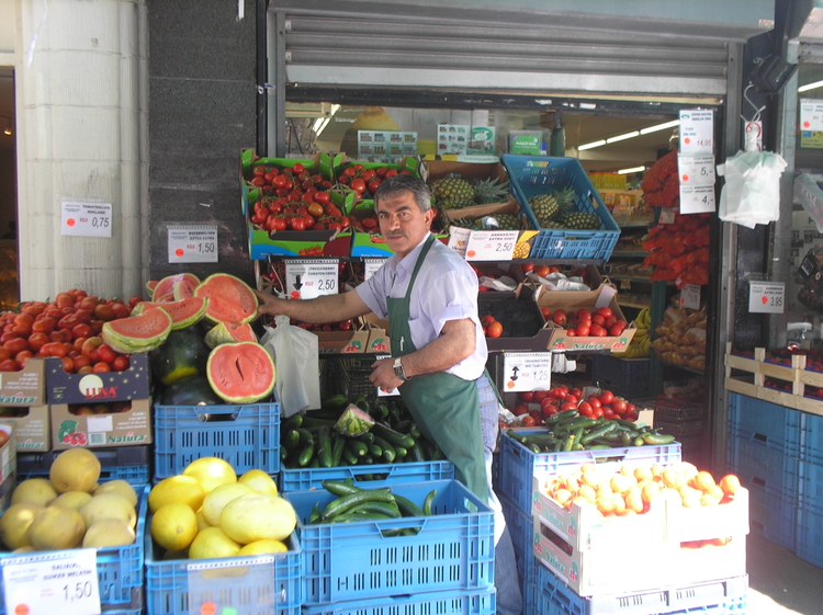 Turkse supermarkt We wandelden ook door de Pretoriusstraat. Hier de Turkse  supermarkt. 