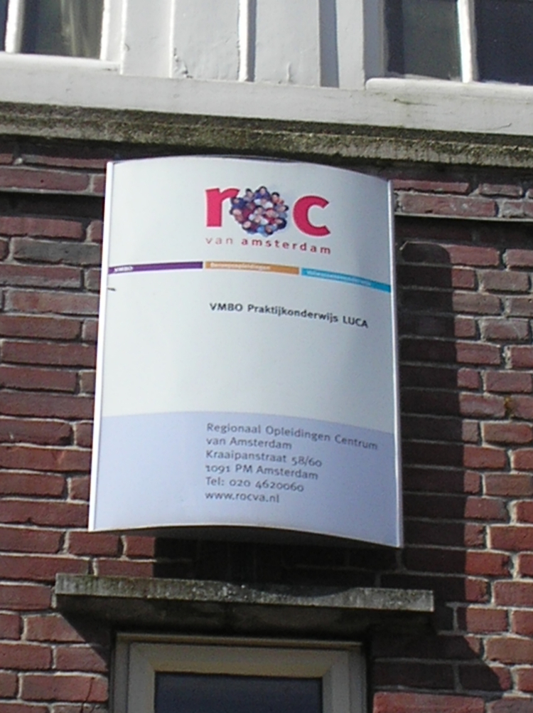  Het bord van de Luca Praktijkschool, onderdeel van het ROC Amsterdam, op de muur van het schoolgebouw. 