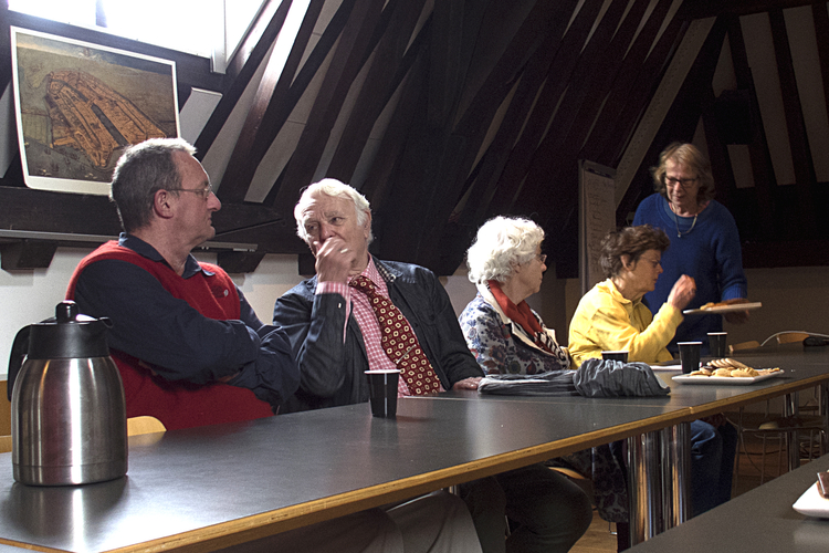 Een deel van de elf deelnemers van open inloop GEHEUGEN en fotoverhalenclub 'Geheugenflits' op de filmzolder van het museum, waar we hartelijk werden ontvangen. .<br />Foto: Corrie Groen 