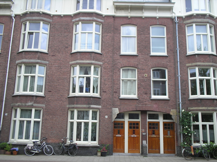 Links van de deuren is Weth.Frankeweg nr. 28. De woning bestaat uit een beneden- en een bovenverdieping. .<br />Foto: Jo Haen 