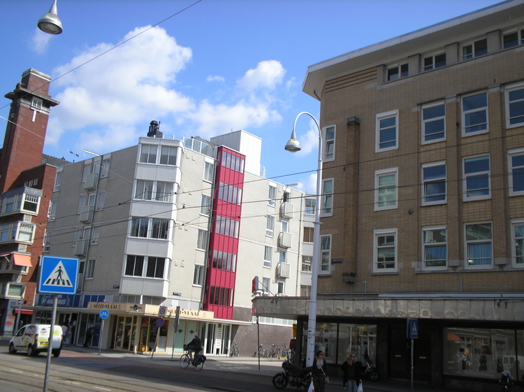  De situatie anno 2011. Een appartementencomplex met winkels van Halfords en Multivlaai. 