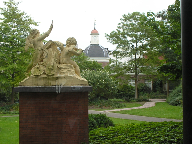  De mooie tuin met beeldengroep. Op de achtergrond het torentje van het chirurgengebouwtje.<br />Foto: Jo Haen 