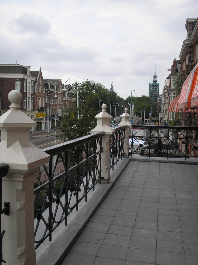  Uitzicht op de Linnaeusstraat vanaf het balcon. Op de achtergrond de toren van de Muiderkerk.<br />Foto: Jo Haen 