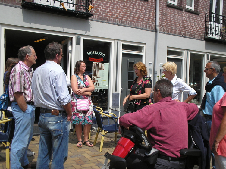 Voor de Buurtlocatie Javastraat Annemarie de Wildt vertelt over de geschiedenis van de Javastraat.<br />Foto: Jo Haen 