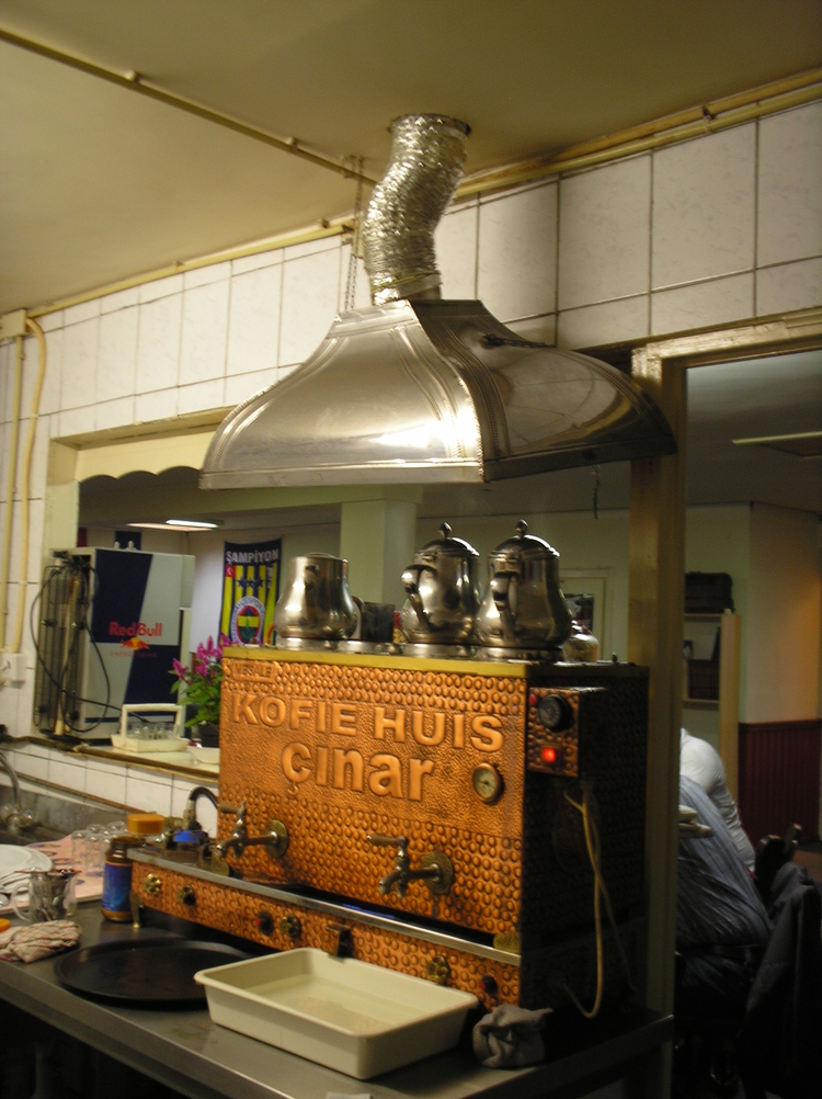  De prachtige Turkse theezetmachine in Mustafa's koffiehuis. In dit koffiehuis is de tijdelijke Buurtlocatie van het Amsterdam Museum.<br />Foto: Jo Haen 