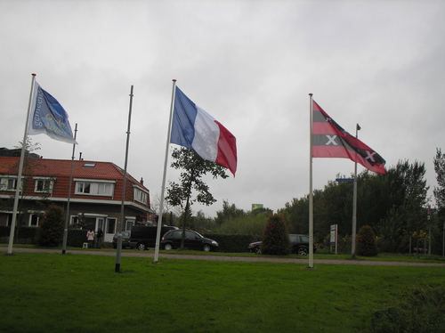  De vlaggen van Ouderamstel, Frankrijk en Amsterdam wapperden op de grens van Duivendrecht en Amsterdam.<br />Foto: Jo Haen 