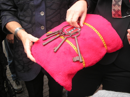  En daar zijn ze dan: de sleutels van de stad Amsterdam.<br />Foto: Jo Haen 