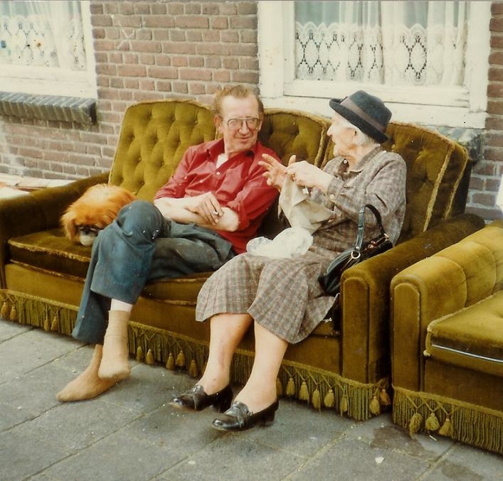 Pa Riouwstraat Job de Voddenboer in de jaren '80 voor zijn huis in de Riouwstraat met het omaatje van nummer 21. 