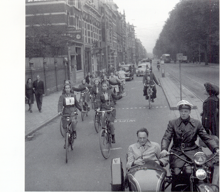  Padvinders tijdens verkeersexamen op de hoek Oosterpark/Linnaeusstraat op 22 oktober 1949. 