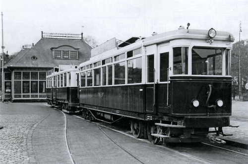 Het tramstation bij het Weesperpoortstation - 1938 .<br />Foto: Beeldbank Amsterdam 