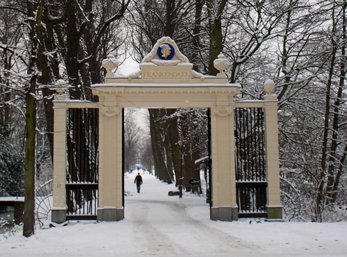 Park Frankendael toegangshek in de sneeuw  
