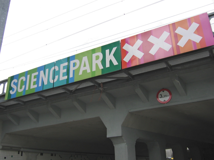 Sciencepark Aan de Kruislaan geeft dit bord duidelijk aan waar het Wetenschapspark begint 