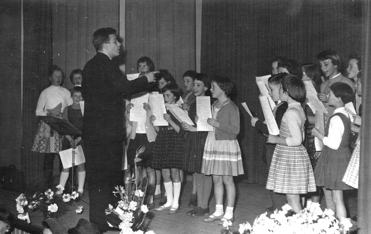 Pater Chris Tielemans met het jeugdkoor  JOECHEI - 1961 .<br />Foto: Trees Ruigrok v.d.Werve 