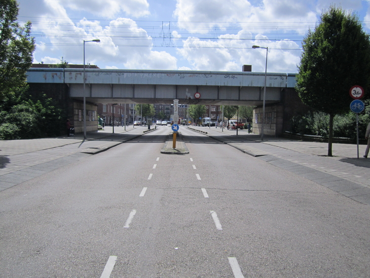 Het viaduct tussen de Beukenweg (voorgrond) en de Maritzstraat anno 2012. .<br />Foto: Jo Haen © 