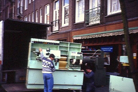 Een nieuwe machine Er wordt een nieuwe machine geplaatst in de schoenmakerij, foto 1992 