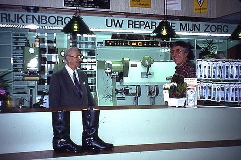 Joop Rijkenborgh en zijn vader in de winkel Let ook op de leus "Rijkenborgh, uw reparatie, mijn zorg". 