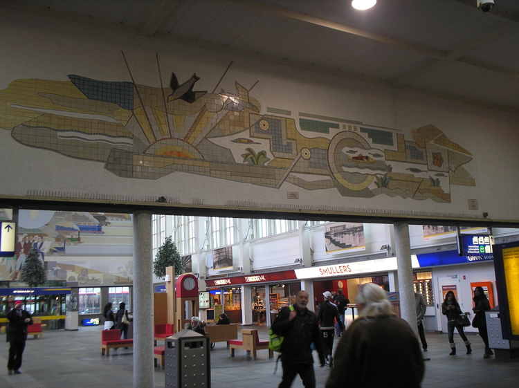 Het wandmozaïek, ook van Peter Alma, uit het oude Marnixbad,  is na de sloop van het zwembad in het Amstelstation aangebracht.  