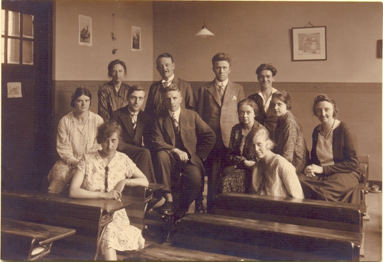  Het personeel van de Hogewegschool in 1930. Op de 2e rij geheel rechts mej. Snel en op de 2e rij 3e van links de directeur dhr. de Koning, vader van Henk de Koning. (Foto: 1930 Henk de Koning) 
