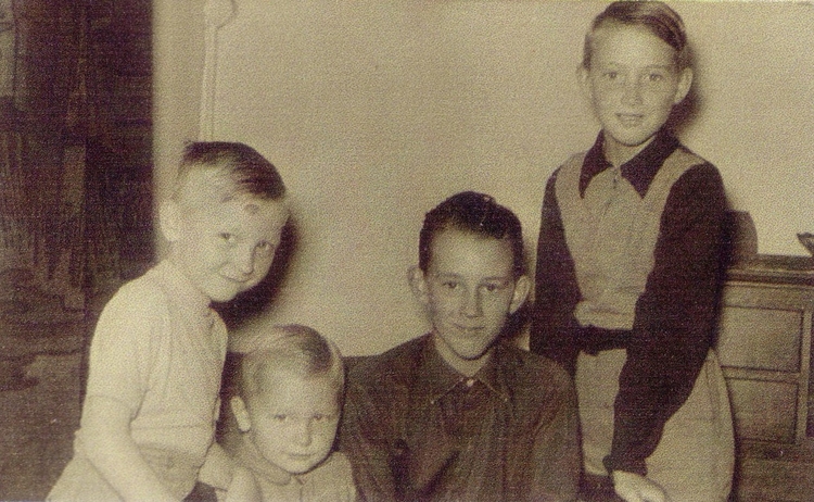 De vier broers De vier gebroeders Fijma, vlnr:  Jaap (6 jaar),  Henk (4 jaar),  Jan (12 jaar) en ik, Peter (9 of  10 jaar). 