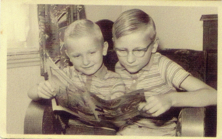 Twee broers Broer Henk (links; circa 4 jaar) met Jaap (6 à 7 jaar) lezen samen in hun wekelijkse Donald Duck. 