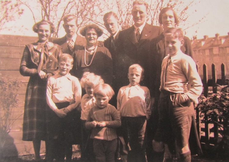 De familie Garthoff in de achtertuin van de Vrolikstraat. In 1938 staat het gezin Garthoff compleet op de foto, opa leeft dan nog. 