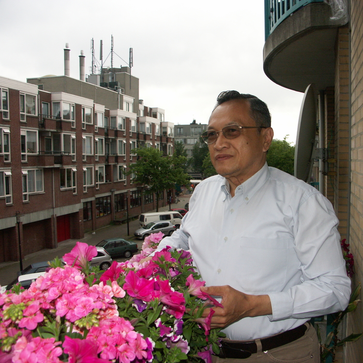  Bambang op zijn balkon met uitzicht op de Dappermarkt(2005): "Ik was de eerste bewoner van dit blok" 