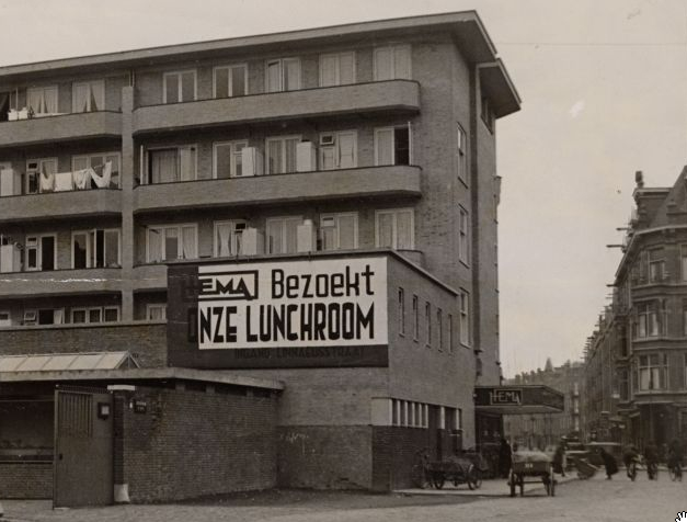 Hema 1935 De achterkant van de Hema in 1935, met rechts een stukje van de Linnaeusstraat zichtbaar (Foto: Gemeentearchief Amsterdam) 