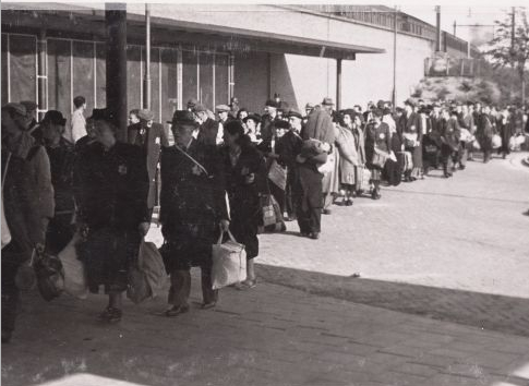 Joden bij het Muiderpoortstatin Deportatie van Joodse inwoners, bij ht Muiderpoortstation in 1943. Foto: Gemeentearchief Amsterdam 