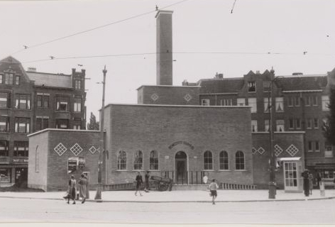 Gemeentelijk badhuis Het Gemeentelijk badhuis op het Javaplein in de jaren '40. (Foto: Gemeente Archief Amsterdam) 