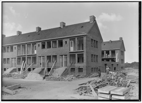 Aanbouw van Tuindorp Amstelstation in september 1947 5293FO004352, 04-10-2002, 09:06,  8C, 5466x7580 (114+273), 100%, glasnegatief, 1/120 s, R75.1, G45.8, B61.9 