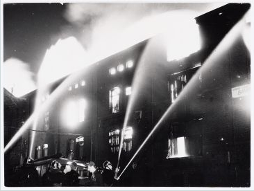 brand Op 9 april 1963 brandde Dumppakhuis Speijer (in het voormalige Beijersch Bierbrouwerij) aan de Weesperzijde helemaal af. (Foto: 1963 Gemeentearchief Amsterdam) 