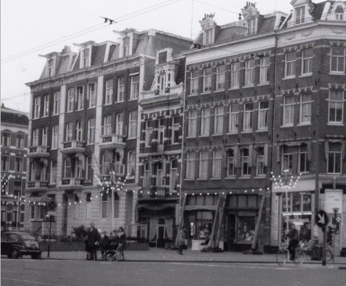 Linnaeusstraat 23-35 Linnaeusstraat 23 t/m 35 tegenover het Oosterpak, eind jaren '50. (Foto: Gemeentearchief Amsterdam) 